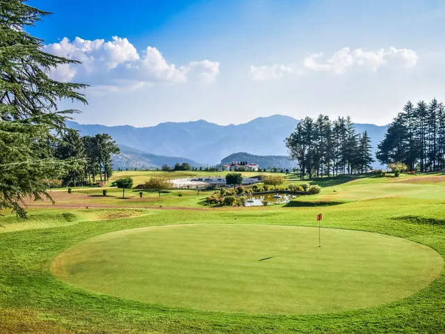 Green de golf entouré de montagnes, avec le drapeau au premier plan