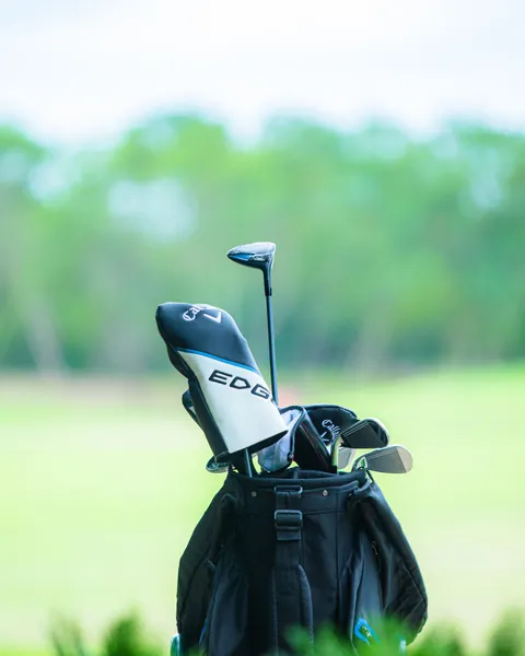 Sac de golf et clubs posés sur le fairway